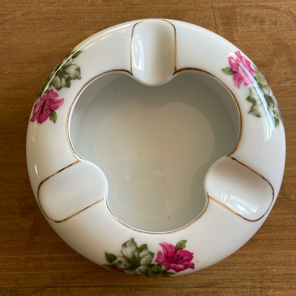 🌎 Vintage Porcelain Chinese Flower Ashtray.Floral motif with gold rim